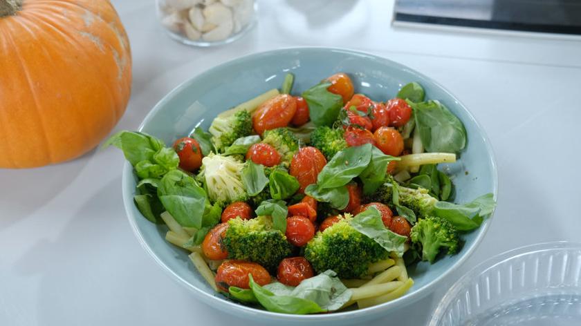 Sałatka warzywna z brokułami, fasolką szparagową i pieczonymi pomidorami