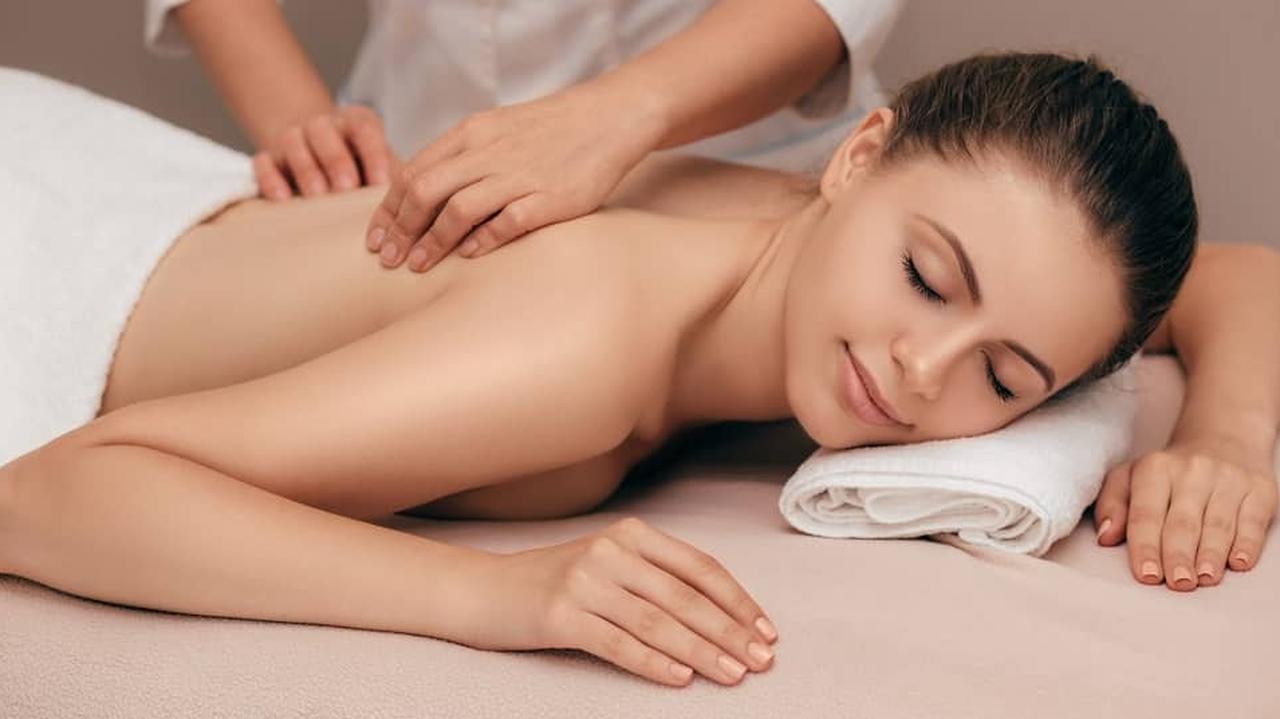 masaż, kobieta u masażysty, relaks