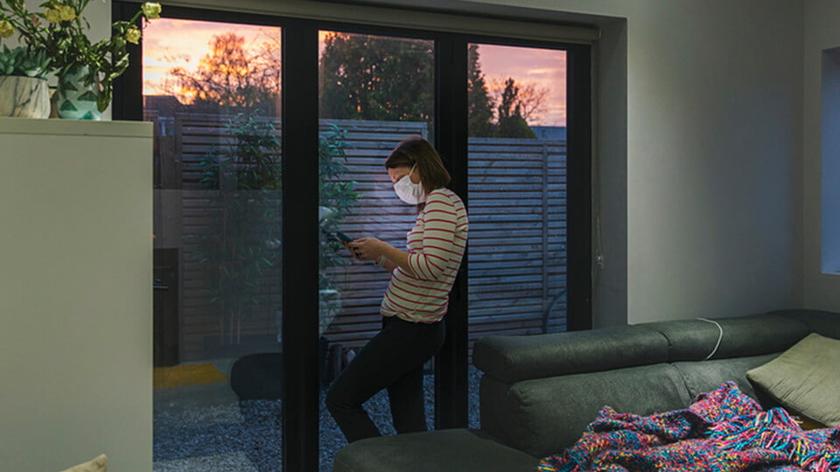 kwarantanna, kobieta w maseczce