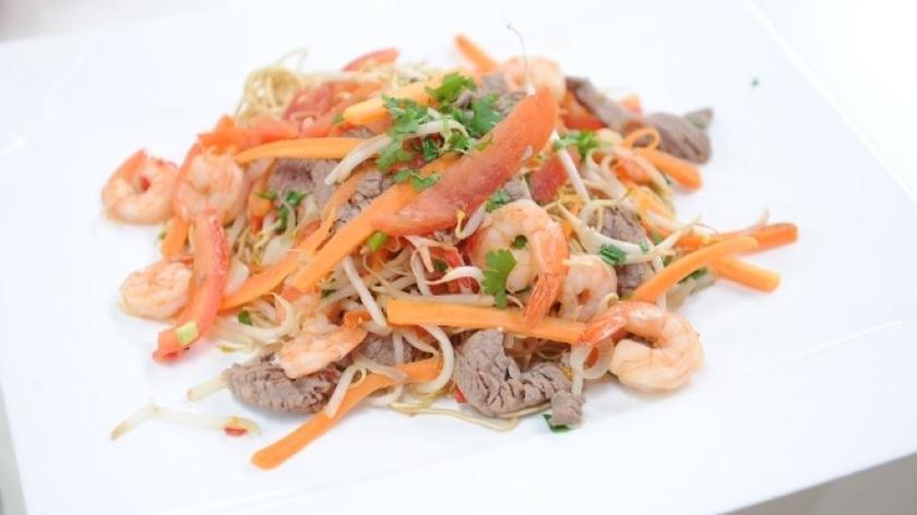 Smażony makaron z krewetkami i wołowiną