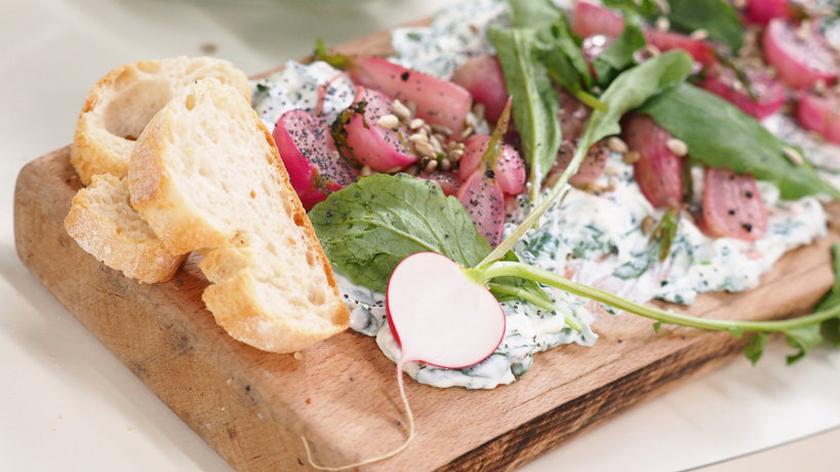 Sałatka z pieczonych rzodkiewek i szparagów