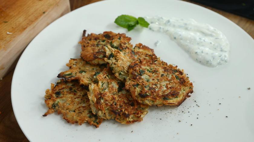 Placki z selera z sosem ziołowym