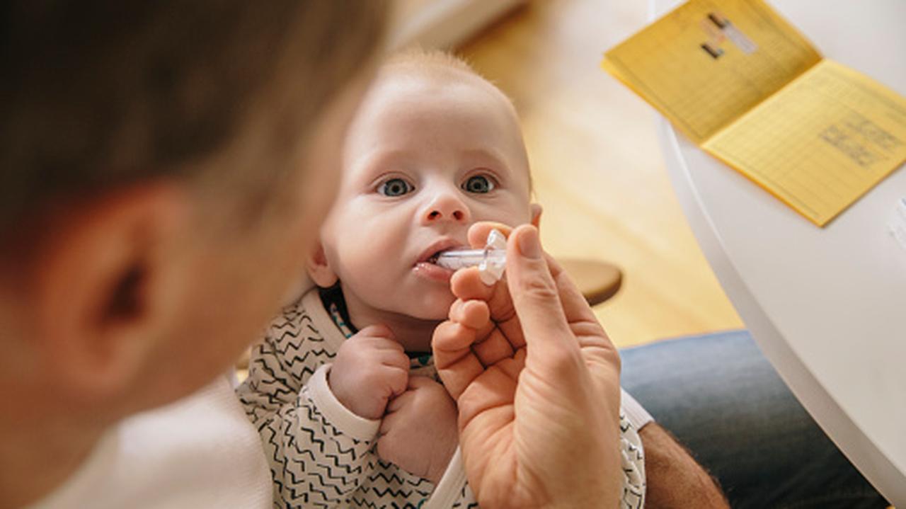 dziecko dostaje doustną szczepionkę na rotawirusa