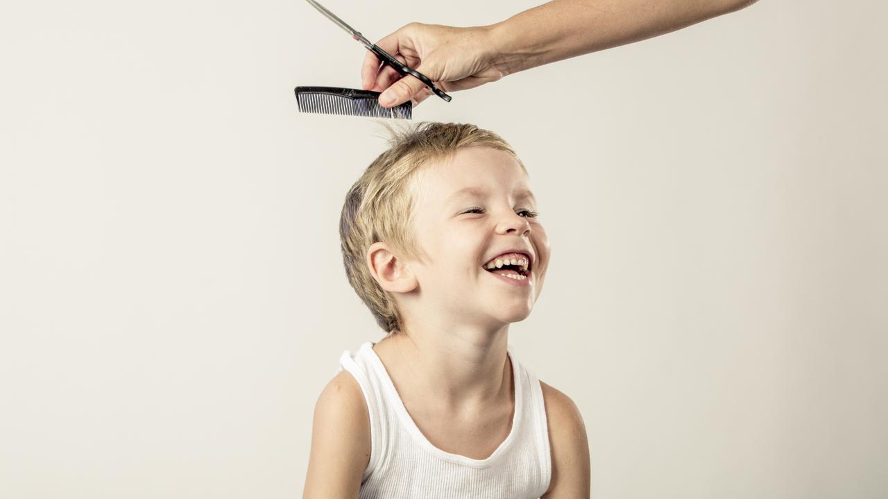 Obcinanie włosów chłopcu