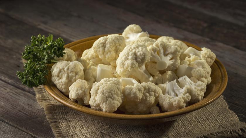 kalafior podany na talerzu 