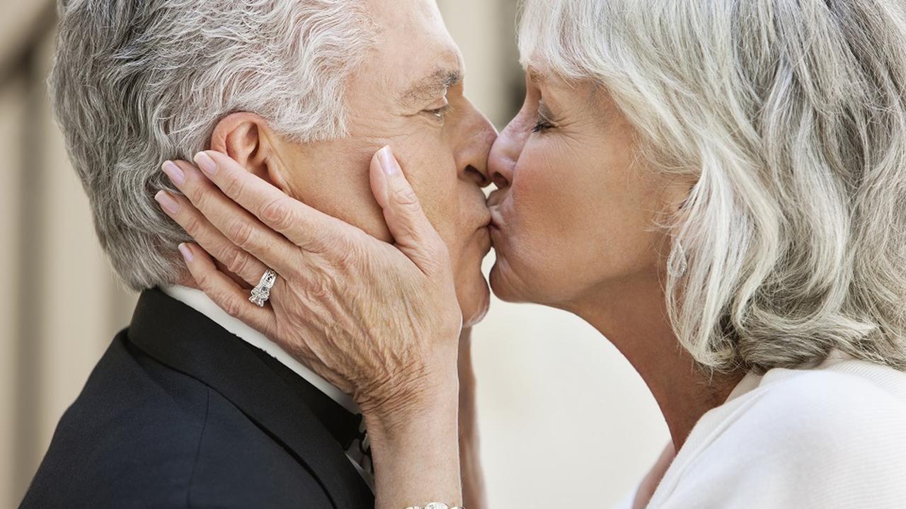 Stare małżeństwo pocałunek