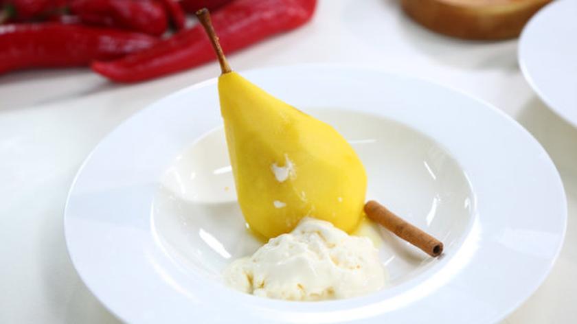 Korzenne gruszki z kwaśnymi lodami