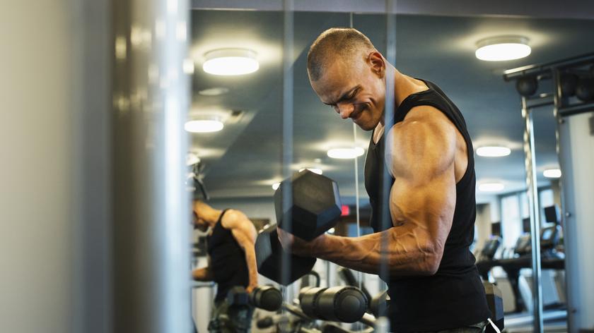 Siłownia, mięśnie, biceps, hantle