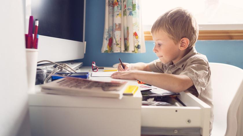 Chłopiec odrabia pracę domową