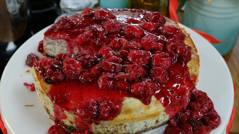 Sernik z makiem i białą czekoladą