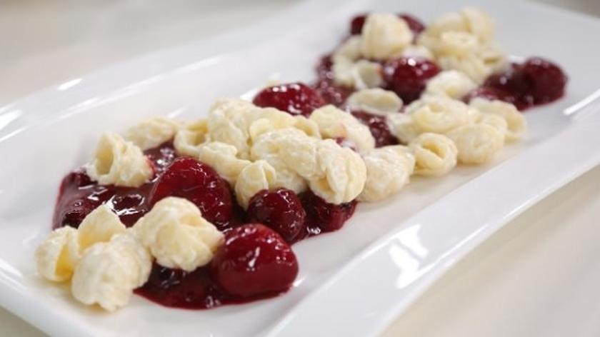 Makaron serowy na zupie z owoców polskich