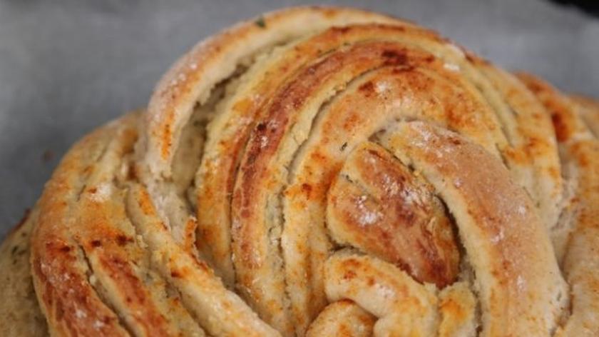 Warkocz z pastą z pieczonym czosnkiem