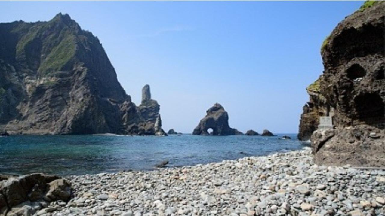Fragment jednej z wysp Dokdo i otaczające ją skaliste wzniesienia na morzu