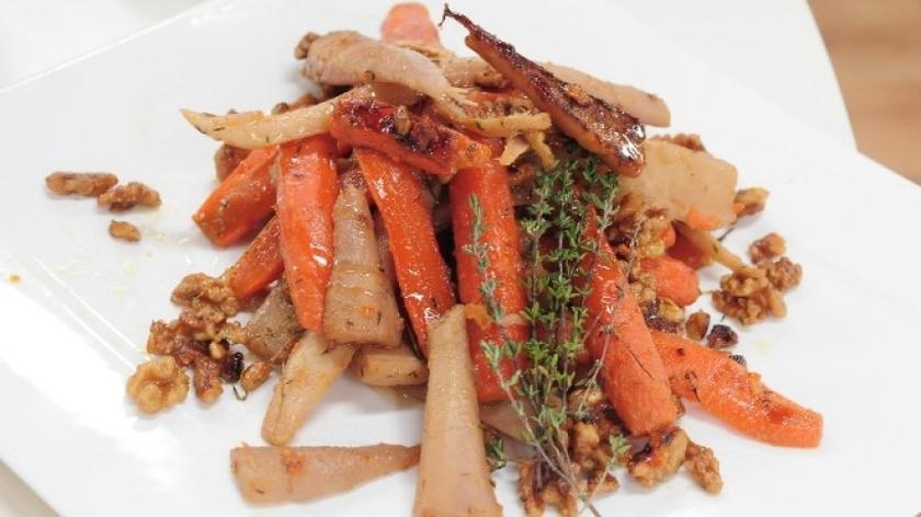 Glazurowana marchewka z orzechami 