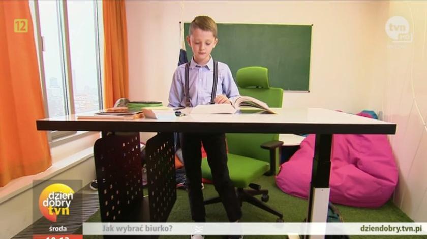 Chłopiec przy biurku