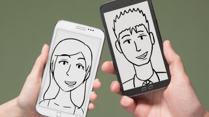 meska i damska dlon trzymajace smartfony z ilustrowanymi twarzami mezczyzny i kobiety