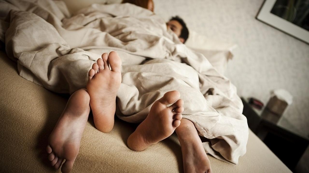 para w łóżku, seks, stosunek, łóżko, sypialnia, stopy