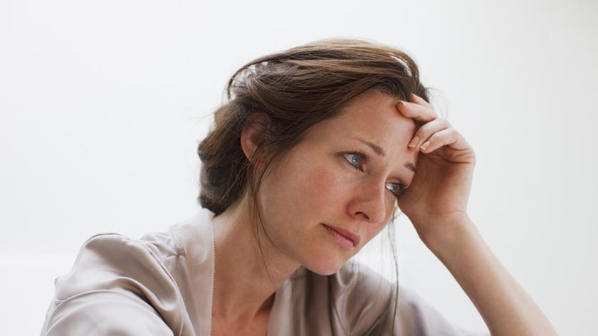 Smutna kobieta siedzi i myśli