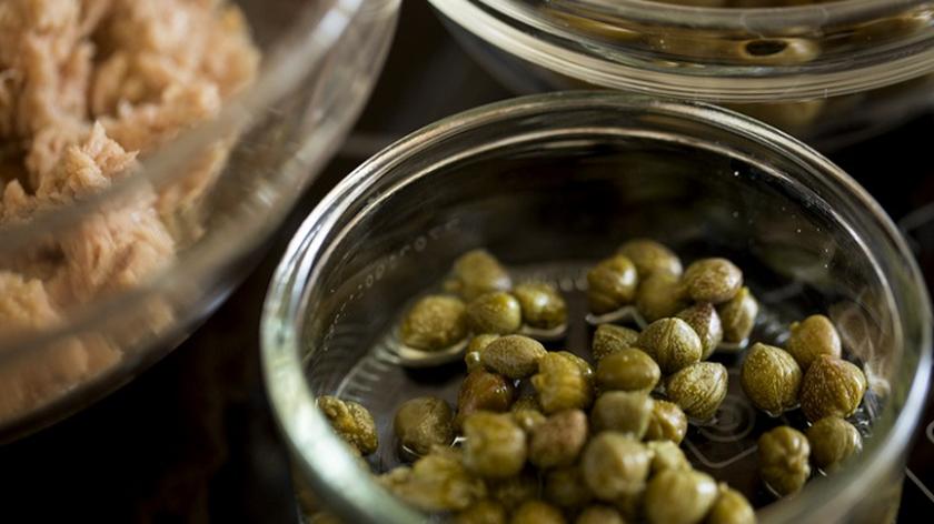 kapary w miseczce, co to sa kapary i jak smakują