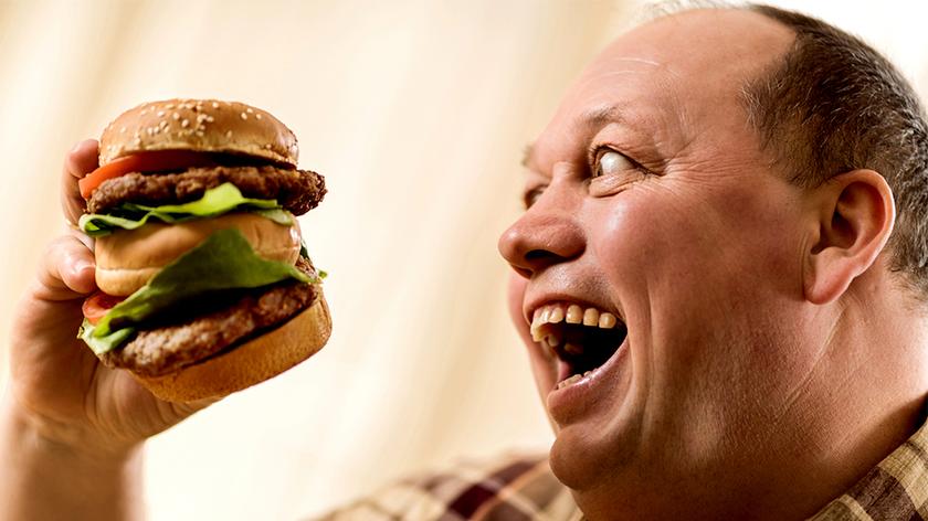 Mężczyzna z hamburgerem