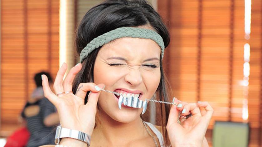 Jak Marina radzi sobie bez managera?