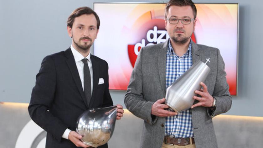 Robert Kowalczyk i Aleksander Bielawski, projektanci trumien 