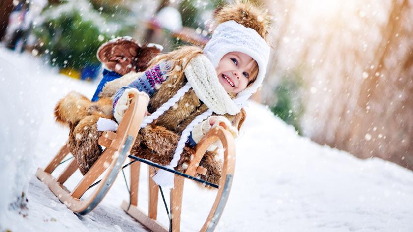 Dziecko zjeżdża na sankach