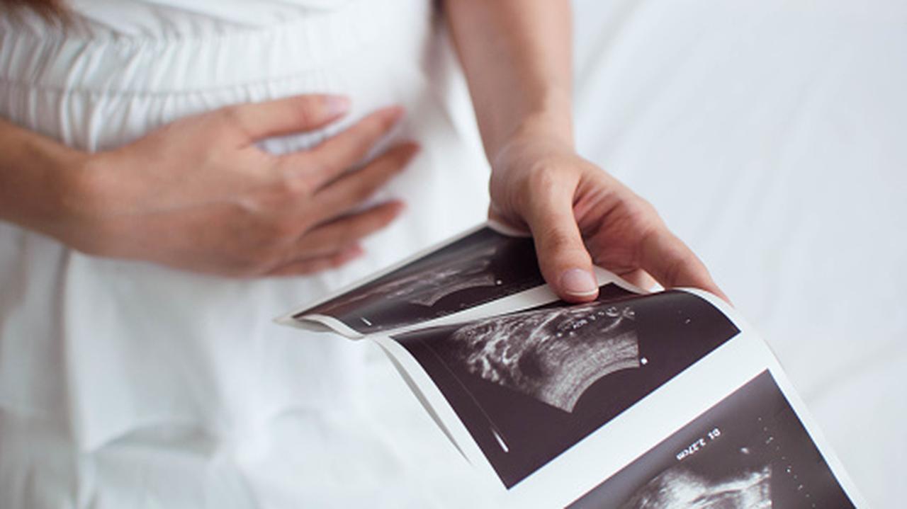 kobieta w ciąży ze zdjęciem usg