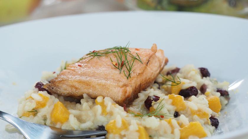 Łosoś smażony z dynią, ryżem, żurawiną