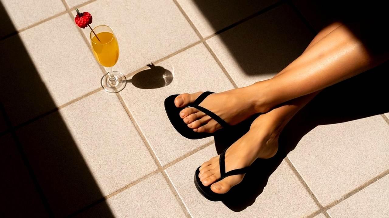 czarne klapki, stopy, nogi, drink, buty na lato