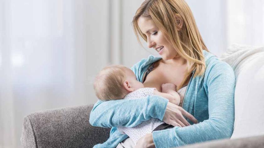 Mama karmiąca dziecko piersią