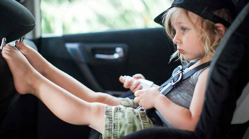 Chłopiec nudzący się w samochodzie