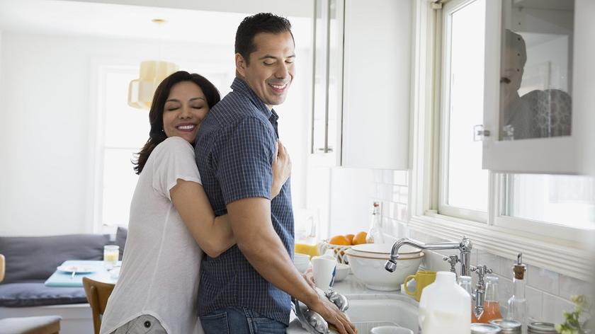 Mężczyzna zmywa naczynia