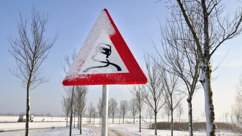 Znak drogowy ostrzegający przed śliską nawierzchnią