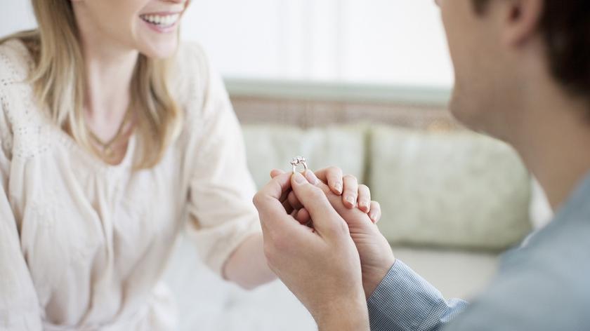 Kobieta przyjmuje pierścionek zaręczynowy