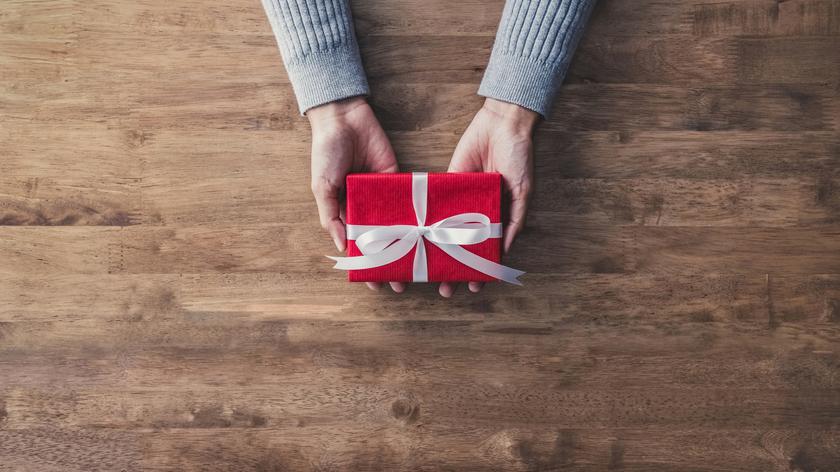 Prezent zapakowany w pudełko mieszczące się w dłoniach 