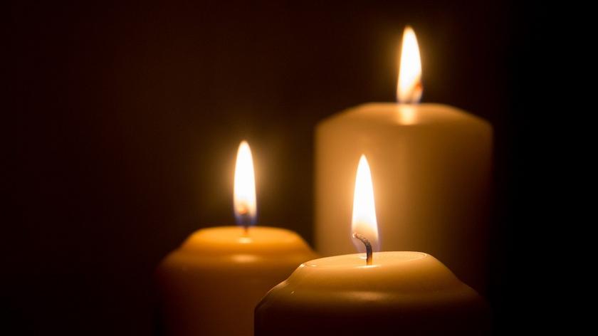 Zapalone świeczki