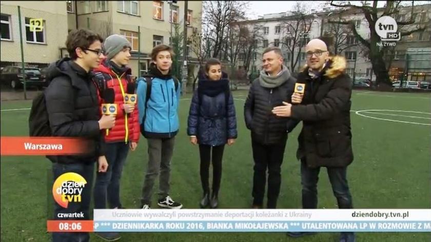 Marcin Sawicki, uczniowie z klasy Daryny i dyrektor szkoły