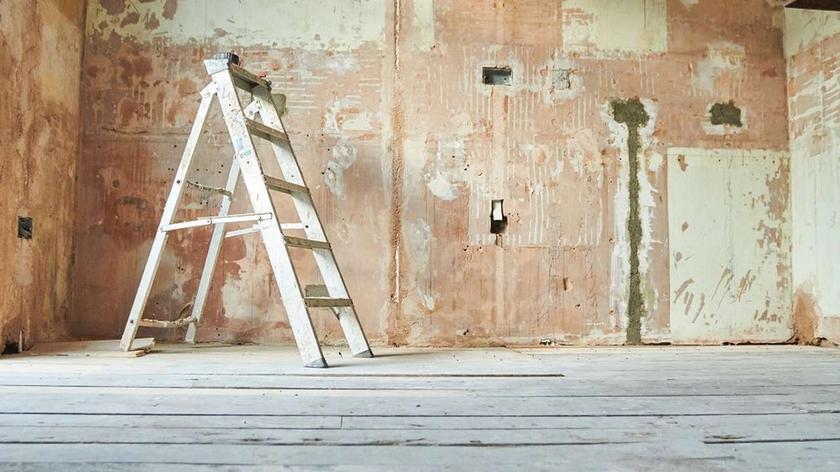 Remont, gołe ściany i drabina malarska