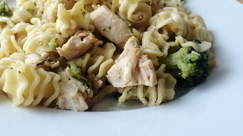 Makaron z kurczakiem i warzywami.