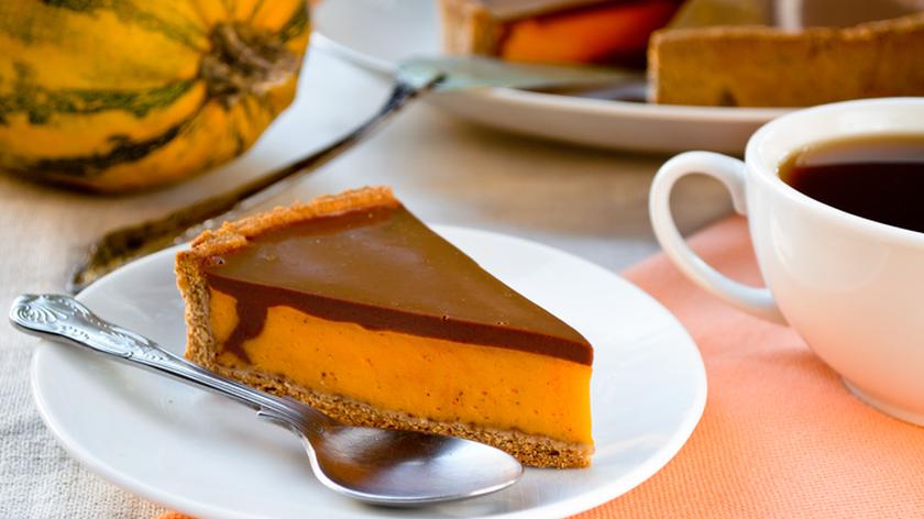 Tatra cukiniowa z polewą czekoladową na talerzyku z łyżeczką