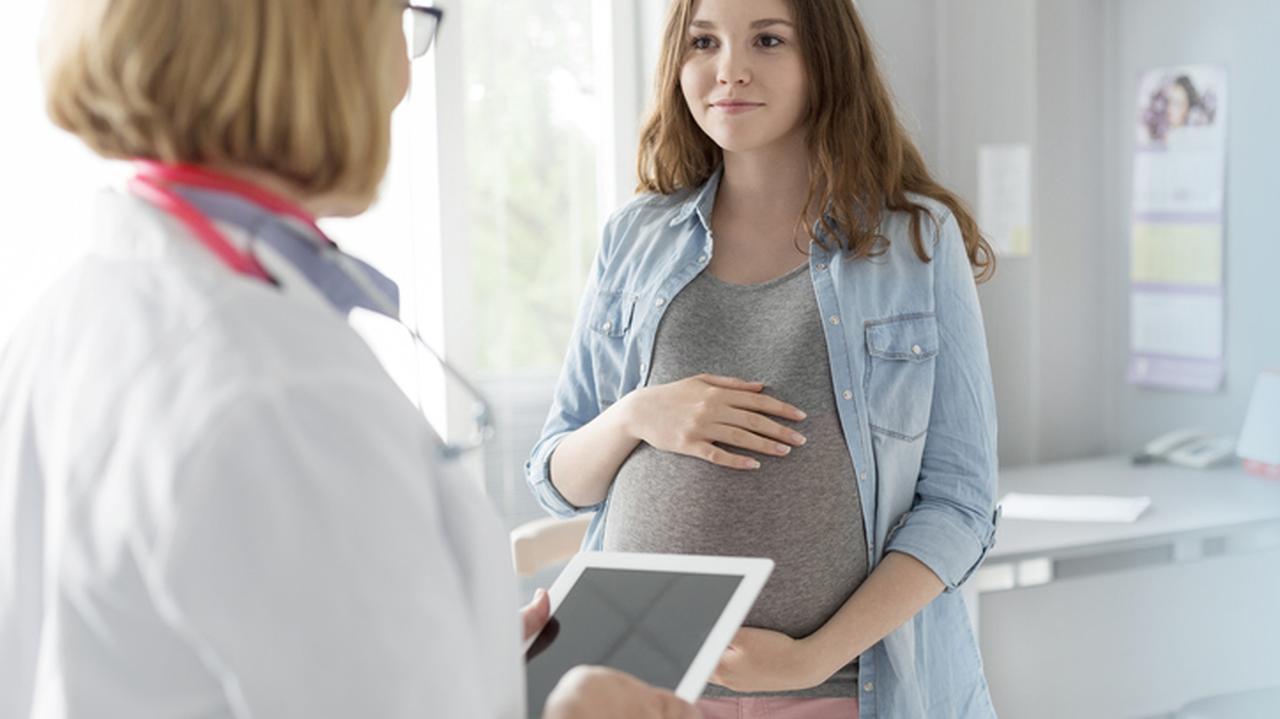 Kobieta w ciąży na wizycie lekarskiej