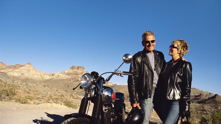 Kobieta i mężczyzna stoją przy motocyklu