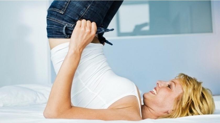 Kobieta w jeansach i białym topie na ramiączkach