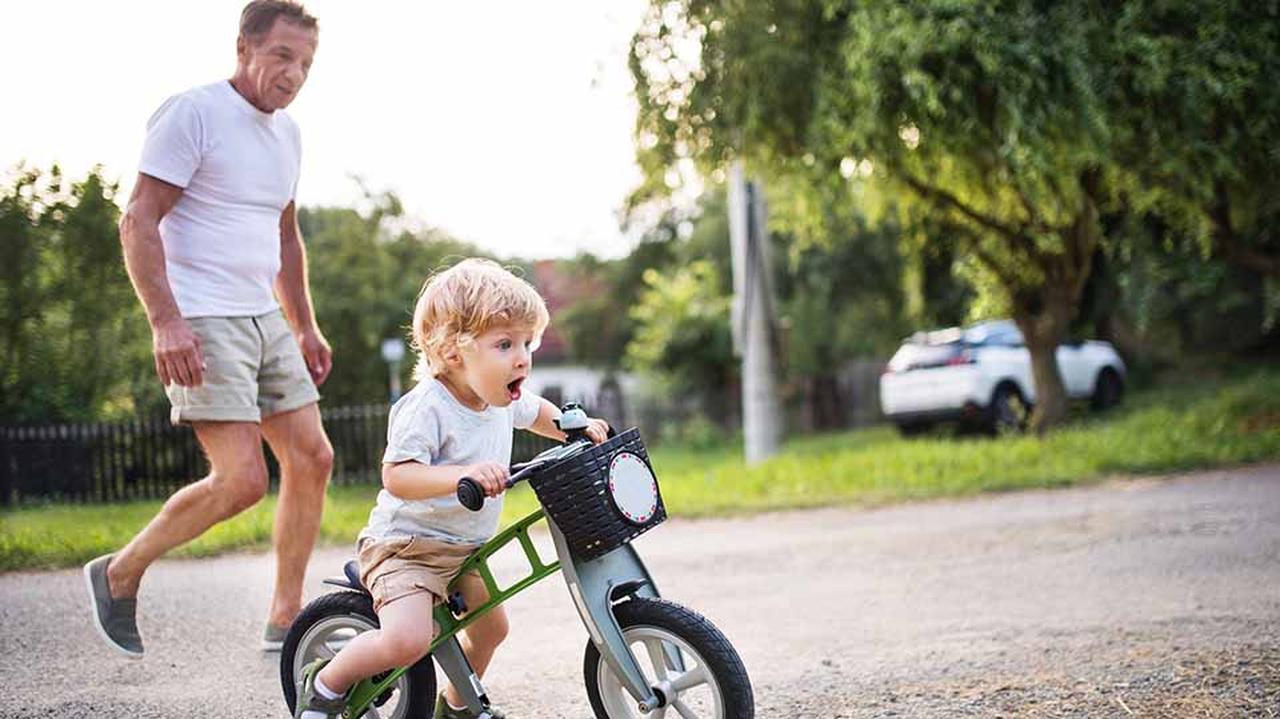 Ojciec uczy dziecko jazdy na rowerze