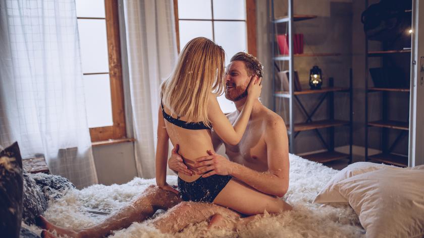 Para podczas zabaw w łóżku - pozycja na jeźdźca 