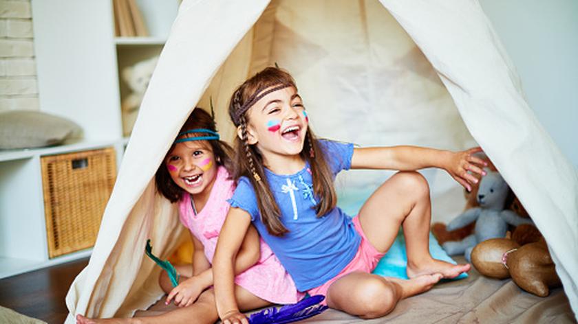 dzieci w namiocie tipi