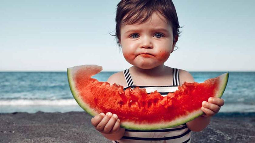 9-miesięczna dziewczynka je arbuza