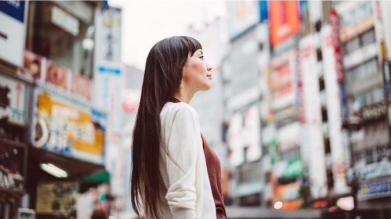 Kobieta na zatłoczonej ulicy w Tokio