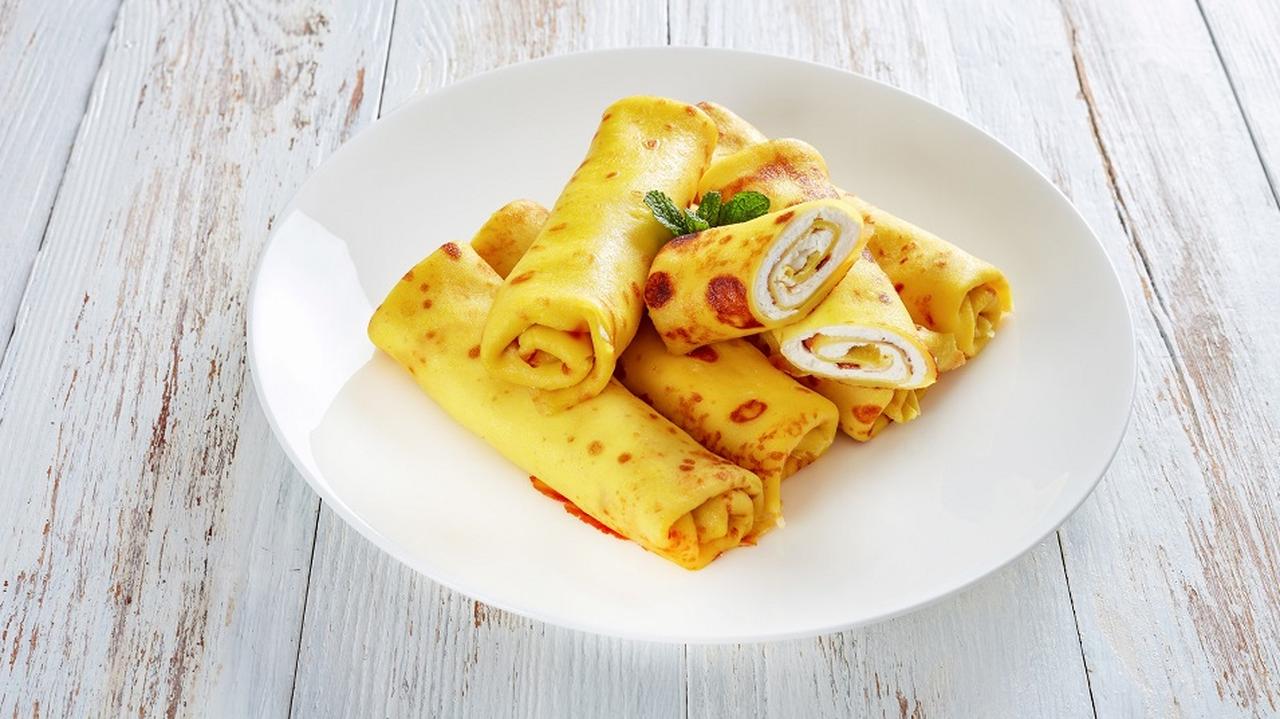 Przepisy na dania z jajami naleśniki z rabarbarem i grzanki z pastą